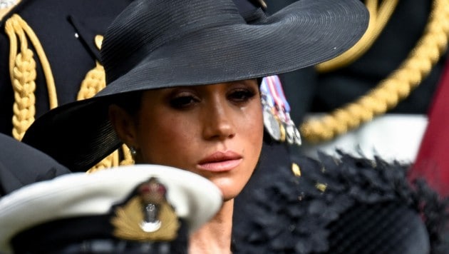 Herzogin Meghan ließ beim Abschied von Queen Elizabeth ihren Tränen freien Lauf. (Bild: TOBY MELVILLE / REUTERS / picturedesk.com)