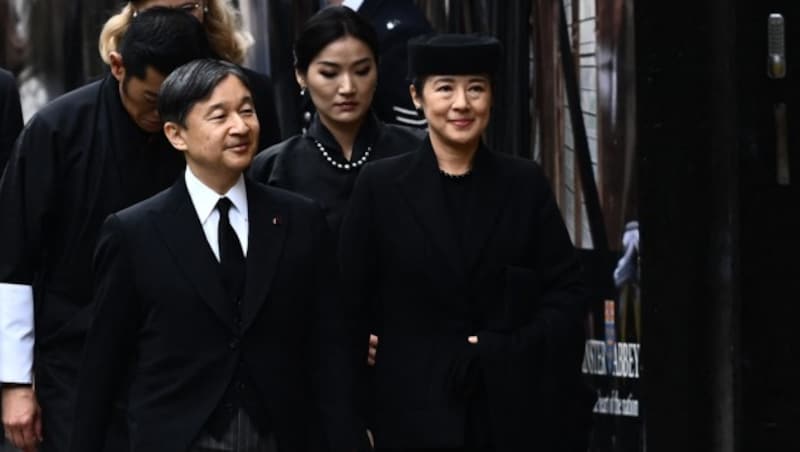 Vorne: Der japanische Kaiser Naruhito und seine Frau Masako. Dahinter: König Jigme Khesar Namgyel Wangchuck und Königin Jetsun Pema von Buthan. (Bild: APA/Photo by Marco BERTORELLO/AFP)