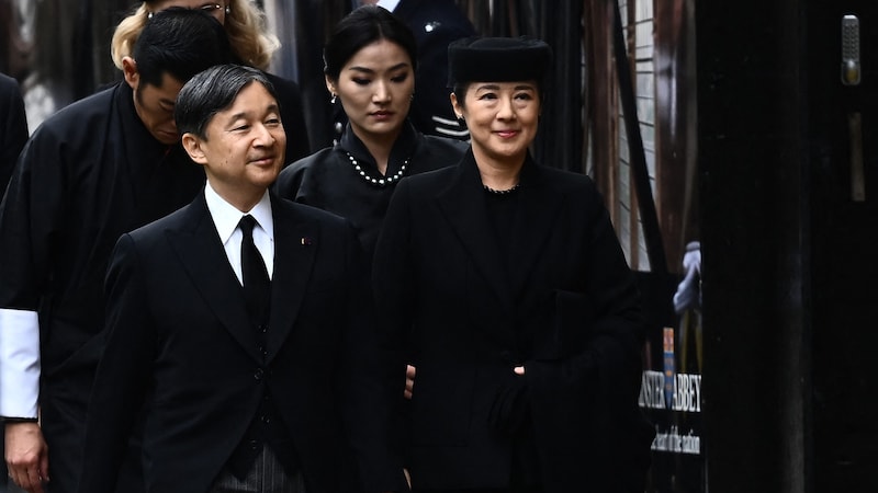 Vorne: Der japanische Kaiser Naruhito und seine Frau Masako bei der Beerdigung von Queen Elizabeth. Dahinter: König Jigme Khesar Namgyel Wangchuck und Königin Jetsun Pema von Buthan. (Bild: APA/Photo by Marco BERTORELLO/AFP)