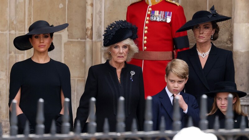 Auch nach der Trauerfeier in der Westminster Abbey wirkte Meghan ergriffen. (Bild: AFP)