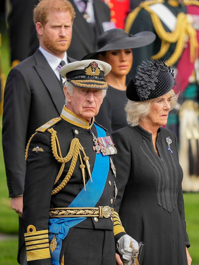 Prinz William und Herzogin Meghan standen hinter König Charles und Queen Consort Camilla. (Bild: AP)