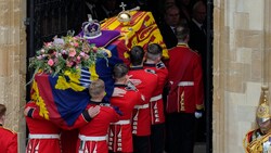 Der Sarg von Queen Elizabeth wird in die St.-Georgs-Kapelle auf Schloss Windsor getragen. (Bild: AP)