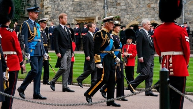 König Charles, Prinzessin Anne, Prinz Andrew sowie Prinz William und Prinz Harry bei der Ankunft in Windsor (Bild: PA)