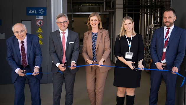 Am Montag in Graz bei der Eröffnung mit dabei (v.l.n.r.): AVL-Chef Helmut List, Finanzminister Magnus Brunner, Landesrätin Barbara Eibinger-Miedl sowie Jaqueline Matijevic und Jürgen Rechberger von der AVL. (Bild: AVL List GmbH, 2022)