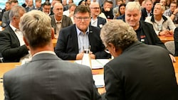 Rainer Wimmer (links) und Karl Dürtscher von der Metaller-Gewerkschaft wollen von den Arbeitgebern mehr als die Zwölf-Monats-Inflation von 6,3 Prozent. (Bild: APA/HELMUT FOHRINGER)