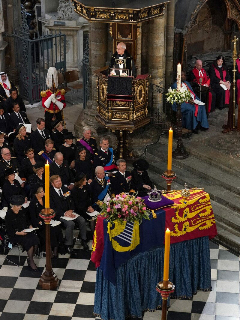 Der Erzbischof von Canterbury, Justin Welby, spricht während des Staatsbegräbnisses von Königin Elizabeth II. in der Westminster Abbey. (Bild: APA/Photo by Gareth Fuller/AFP)