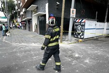 Ein Feuerwehrmann begutachtet Bebenschäden in Mexiko-Stadt. (Bild: APA/AFP/Alfredo Estrella)
