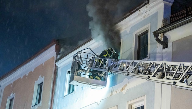 Zwei Frauen entkamen in Enns dem Rauch und Feuer bei einem Wohnungsbrand (Bild: Kerschbaummayr)