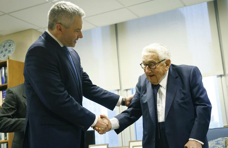 Bundeskanzler Karl Nehammer (ÖVP) und der ehemalige US-Außenminister Henry Kissinger (Bild: APA/BKA/DRAGAN TATIC)