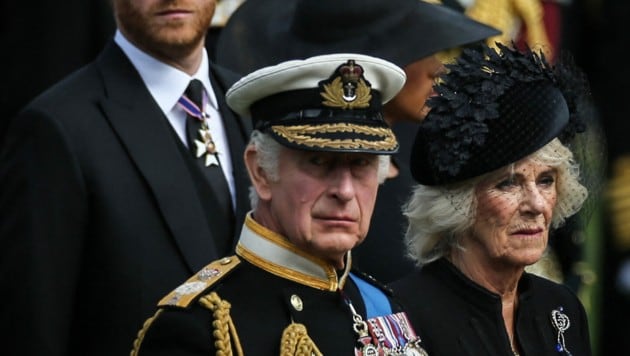 König Charles mit Queen Consort Camilla, dahinter Prinz Harry und Herzogin Meghan (Bild: AFP)