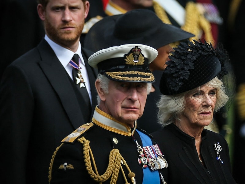 Das Verhältnis zwischen König Charles und Prinz Harry gilt als schwierig. (Bild: AFP)