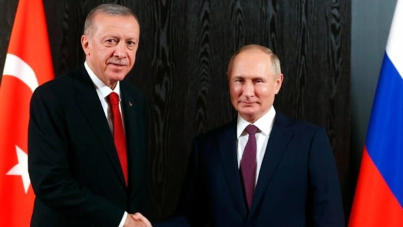 Russlands Machthaber Wladimir Putin traf Erdogan beim internationalen Gipfeltreffen in Usbekistan. Die Stimmung zwischen den Staatschefs wirkte allerdings unterkühlt ... (Bild: AP)