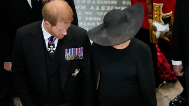 Prinz Harry und Herzogin Meghan beim Verlassen der Westminster Abbey (Bild: Frank Augstein / AP / picturedesk.com)