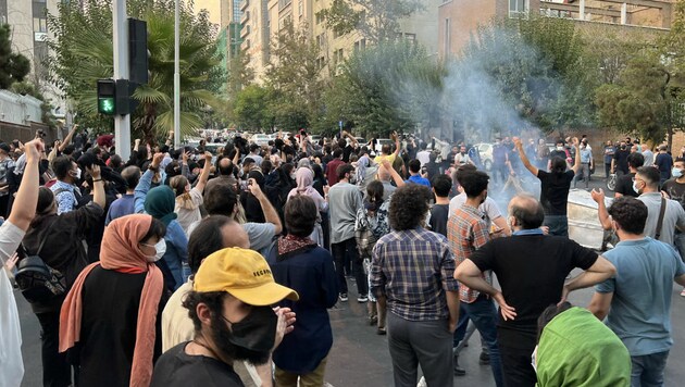 Menschen versammeln sich auf den Straßen und protestieren für Mahsa Amini. (Bild: APA/AFP)