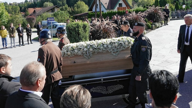 Zwei Polizisten und zwei Feuerwehrmänner trugen den Sarg des 27-Jährigen zum Grab. (Bild: Pail Sepp)
