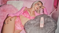 Sängerin Mathea im „naughty“ pinken Dessous (Bild: Riccardo Vimercati)