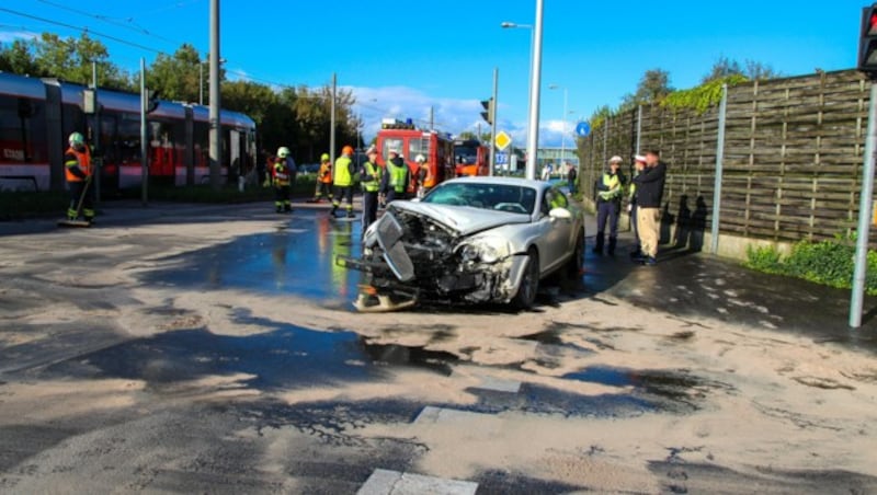 An der Luxuskarre entstand ein Totalschaden. (Bild: FF Hart)