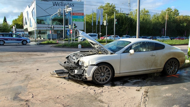 Der 33-Jährige fuhr aus bislang unbekannter Ursache trotz Querverkehr in die Kreuzung ein. (Bild: FF Hart)