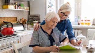 Weibliche Angehörige tragen die Hauptlast der Pflege und Betreuung von Alzheimer-Patientinnen und Patienten (Symbolbild). (Bild: stock.adobe.com)