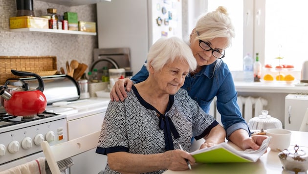 Female relatives bear the main burden of caring for Alzheimer's patients (symbolic image). (Bild: stock.adobe.com)