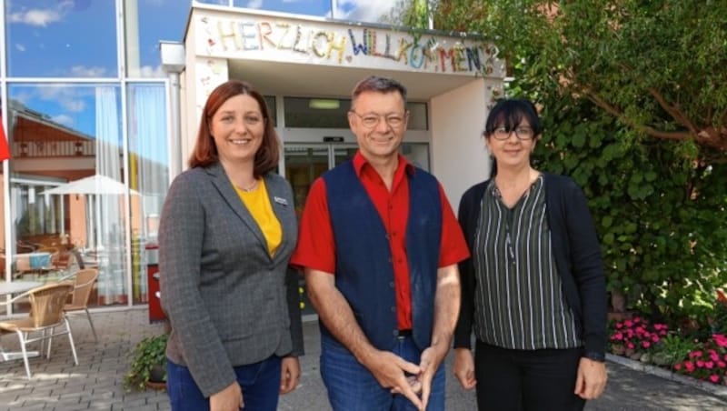 Caritas-Direktorin Nora Tödtling-Musenbichler, Hausleiter Peter Loder-Taucher und Pflegedienst-Leiterin Beata Simko (v. l.) vor dem Pflegewohnhaus in Fernitz. (Bild: Christian Jauschowetz)