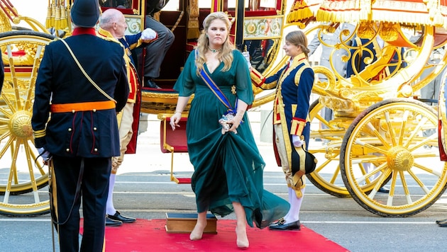 Kronprinzessin Amalia am Prinsjesdag 2022 vor der Glaskutsche (Bild: Dutch Press Photo Agency / Action Press / picturedesk.com)