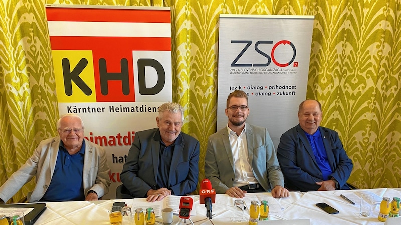 Die Pressekonferenz von Kärntner Heimatdienst und dem Zentralverband Slowenischer Organisationen mit Alt-Obmann Josef Feldner, KHD-Obmann Andreas Mölzer, ZSO-Obmann Manuel Jug und Alt-Obmann Marjan Sturm (v.l.). (Bild: Felix Justich)