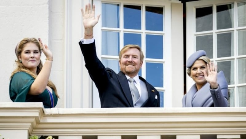 Kronprinzessin Amalia, König Willem-Alexander und Königin Maxima winken vom Balkon. (Bild: APA/Photo by Koen van Weel/ANP/AFP)