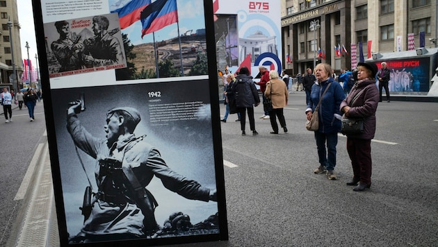 Ausstellung mit Bildern sowjetischer Helden aus dem Zweiten Weltkrieg vor der Duma in Moskau anlässlich des 875-Jahr-Jubiläums der Stadt (Bild: AP)