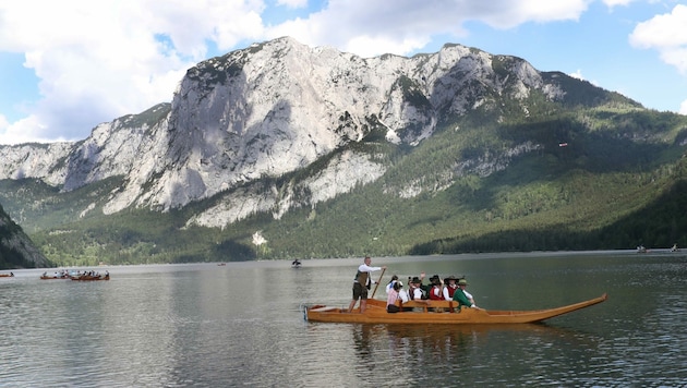 Mit einer Plätte geht es über den Altausseer See (Bild: Radspieler Jürgen)