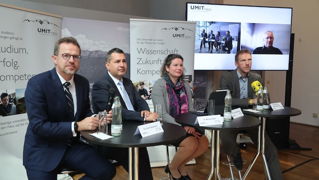 Ulrich Hausmann (Occyo), Marcus Hofer (Standortagentur Tirol), Sandra Ückert (UMIT), Daniel Baumgarten (UMIT, v. li.). (Bild: Birbaumer Christof)