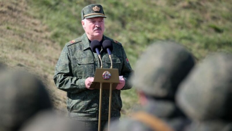 Lukaschenko (bei einer Militärübung vergangenes Jahr) bereitet sein Land auf ein mögliches Kriegsrecht vor. (Bild: APA/AFP/BELTA/Maxim GUCHEK)