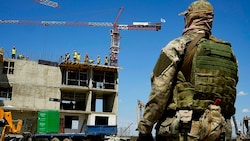 Ein russischer Soldat bewacht eine Baustelle im besetzten Mariupol. (Bild: AP)