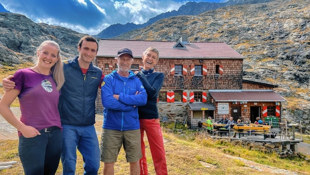 Die Elberfelder- Hüttenwirt-Familie: Romana und Lukas sowie Herbert und Simone. (Bild: Wallner Hannes)