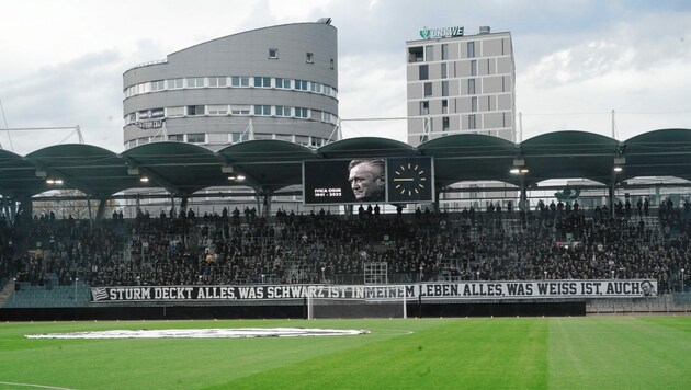 In der Grazer Merkur Arena verabschiedeten sich viele Fans vom bosnischen Jahrhunderttrainer des SK Sturm Graz (Bild: Pail Sepp)