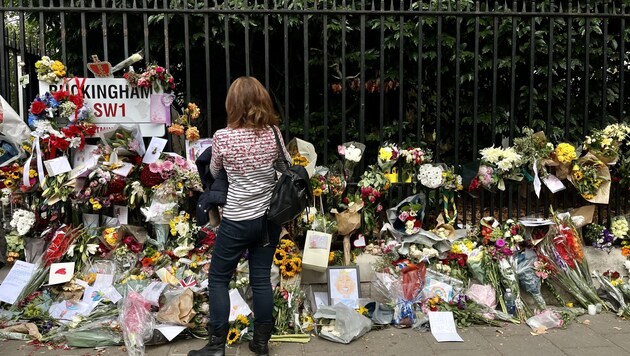 Rund um den Buckingham Palace bleiben die Blumen noch liegen. (Bild: Clara Milena Steiner)