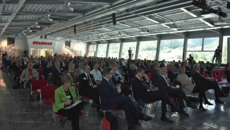 In der sky lounge der Thöni Akademie in Telfs hörten zahlreiche Gäste den Vortragenden zu. Danach folgte eine Diskussion. (Bild: MANUEL SCHWAIGER)