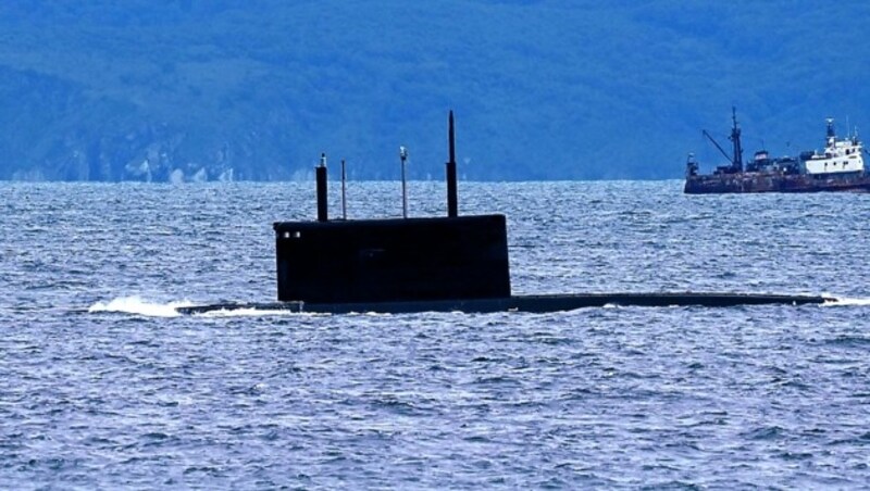 Ein russisches U-Boot während der Übung „Vostok 2022“ in der Nähe von Wladiwostok (Bild: APA/AFP/Kirill KUDRYAVTSEV)