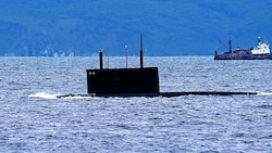 Ein russisches U-Boot während der Übung „Vostok 2022“ in der Nähe von Wladiwostok (Bild: APA/AFP/Kirill KUDRYAVTSEV)