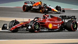 Charles Leclerc (im Vordergrund) und Max Verstappen beim Rennen in Bahrain (Bild: APA/AFP/Mazen MAHDI)