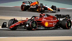 Charles Leclerc (im Vordergrund) und Max Verstappen beim Rennen in Bahrain (Bild: APA/AFP/Mazen MAHDI)