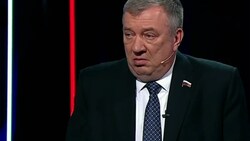 Der russische Politiker Andrey Gurulyov hat sich in einer Talkshow im Staatsfernsehen siegessicher gezeigt und unverhohlen Drohungen Richtung Europa und die NATO ausgesprochen. (Bild: twitter.com/JuliaDavies (Screenshot))