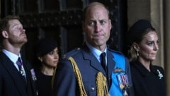 Prinz William, Prinzessin Kate, Prinz Harry und Herzogin Meghan gehen bei den Begräbnisfeierlichkeiten für Queen Elizabeth aus der Westminster Hall. (Bild: Emilio Morenatti / AP / picturedesk.com)