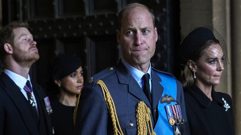 Prinz William, Prinzessin Kate, Prinz Harry und Herzogin Meghan gehen bei den Begräbnisfeierlichkeiten für Queen Elizabeth aus der Westminster Hall. (Bild: Emilio Morenatti / AP / picturedesk.com)