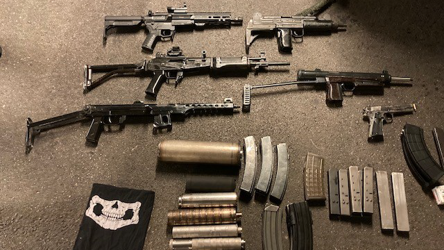 Ein ganzes Waffenarsenal wurde im Keller und der Wohnung des 23-Jährigen gefunden. (Bild: Polizei Kärnten)