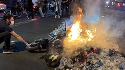 Ein brennendes Polizeimotorrad in Teheran. Die Proteste nach dem Tod der 22-jährigen Mahsa Amini, während sie in Polizeigewahrsam war, weiten sich immer mehr aus. (Bild: AFP)