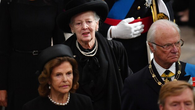 Königin Margrethe, Königin Silvia und König Carl XVI. Gustaf beim Staatsbegräbnis der Queen (Bild: James Veysey / Action Press / picturedesk.com)