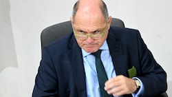 Nationalratspräsident Wolfgang Sobotka (ÖVP) musste im Zuge der Debatte gleich mehrmals Ordnungsrufe erteilten. (Bild: APA/ROLAND SCHLAGER)