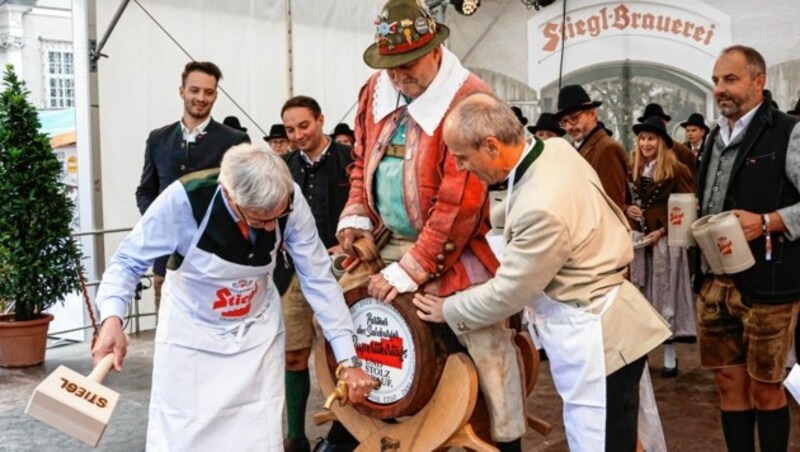 Bürgermeister Harald Preuner, „Hans Wurst“ und Braumeister Christian Pöpperl beim Festanstich. (Bild: Markus Tschepp)