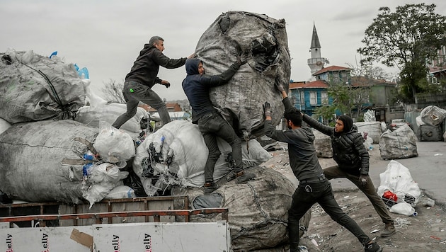 Afghanische Migranten bei der Arbeit auf einer Mülldeponie in Istanbul (Bild: APA/AFP/Bulent KILIC)